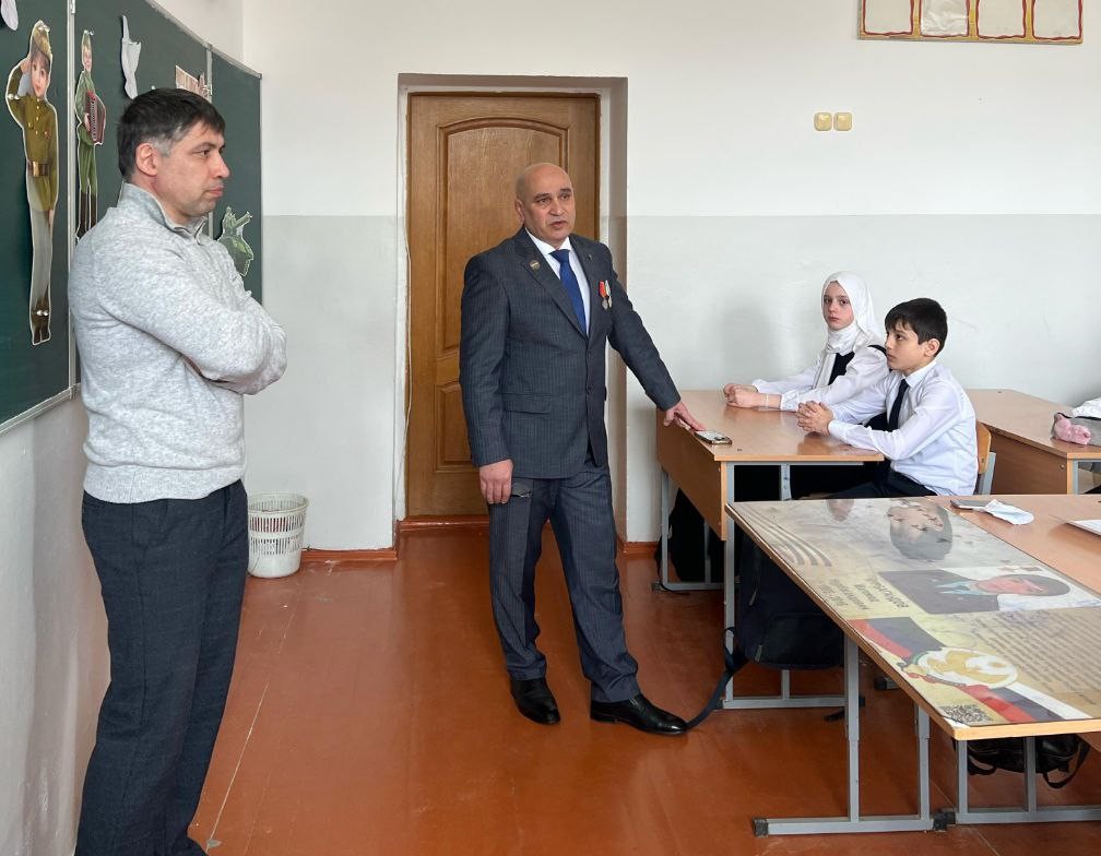 Участник отбора на программу "Доблесть гор" Камалудин Ибрагимов провел урок "Разговоры о важном" в гимназии № 1  Кизляра