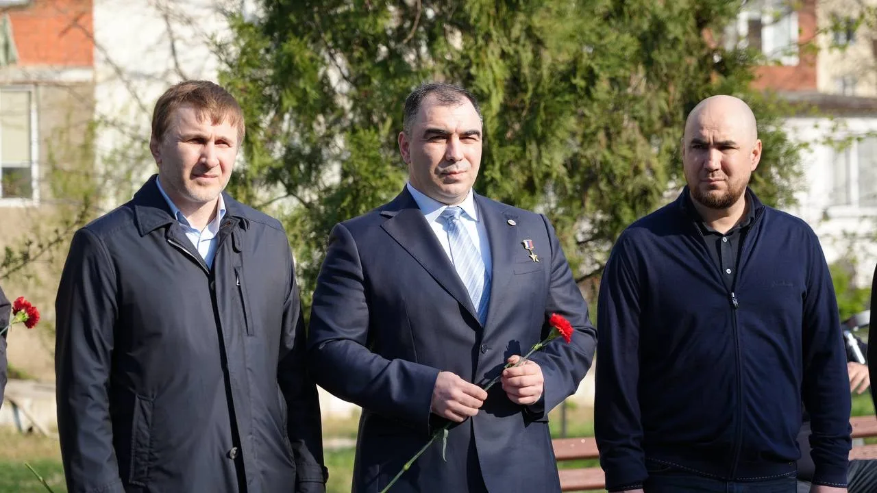 Участники региональной кадровой программы «Доблесть гор» совместно с Героем России, слушателем федерального проекта «Время героев» Энвером Набиевым посетили город Каспийск