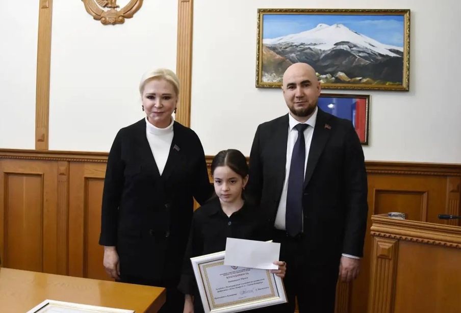 Участник программы «Доблесть гор» Абдулла Магомедов совместно с депутатом Еленой Павлюченко организовали для талантливых школьников экскурсию в Народное Собрание РД