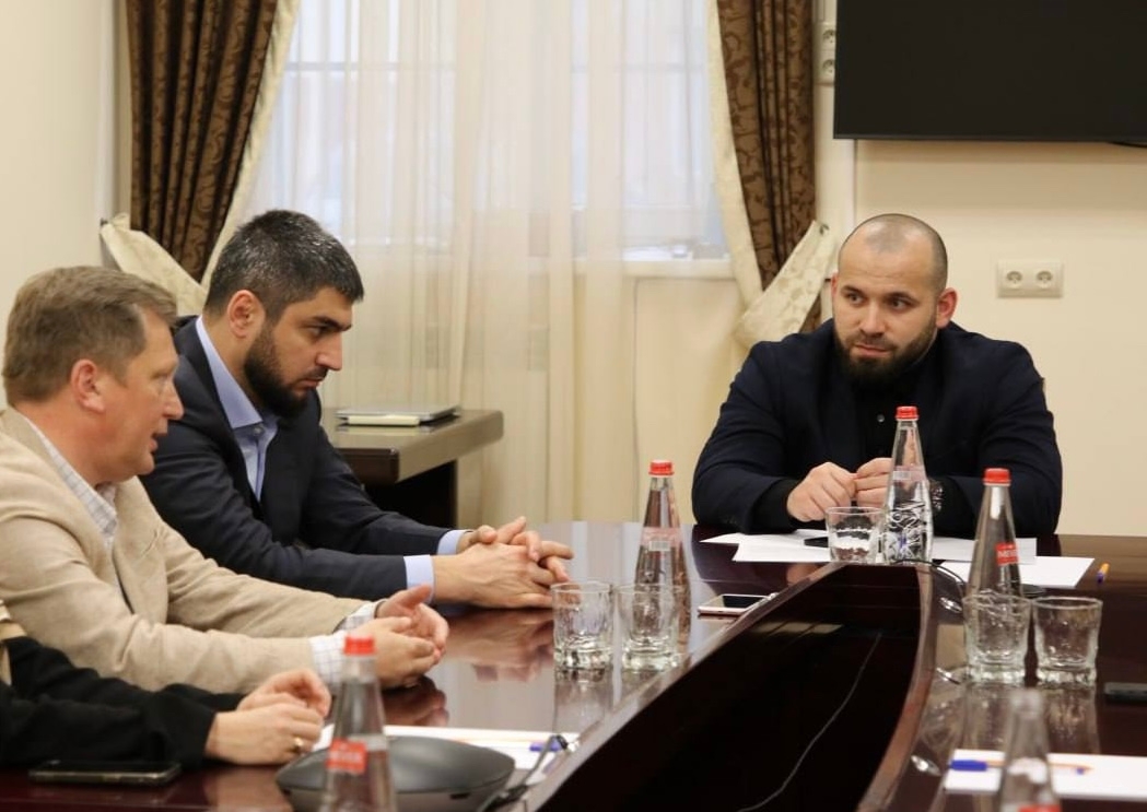 Участник программы «Доблесть гор» Демир Демиров, проходящий стажировку в Минтуризме Дагестана, принял участие в рабочей встрече с делегацией Уральской Ассоциации туризма.