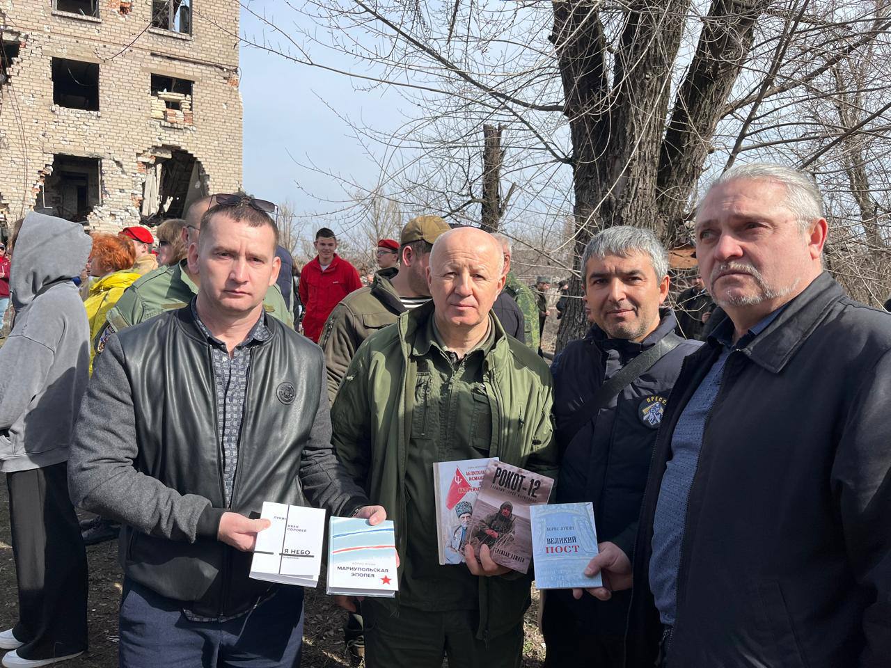 В Мариуполе открыли мемориальную плиту в память о военнослужащих, защищавших город в дни штурма.