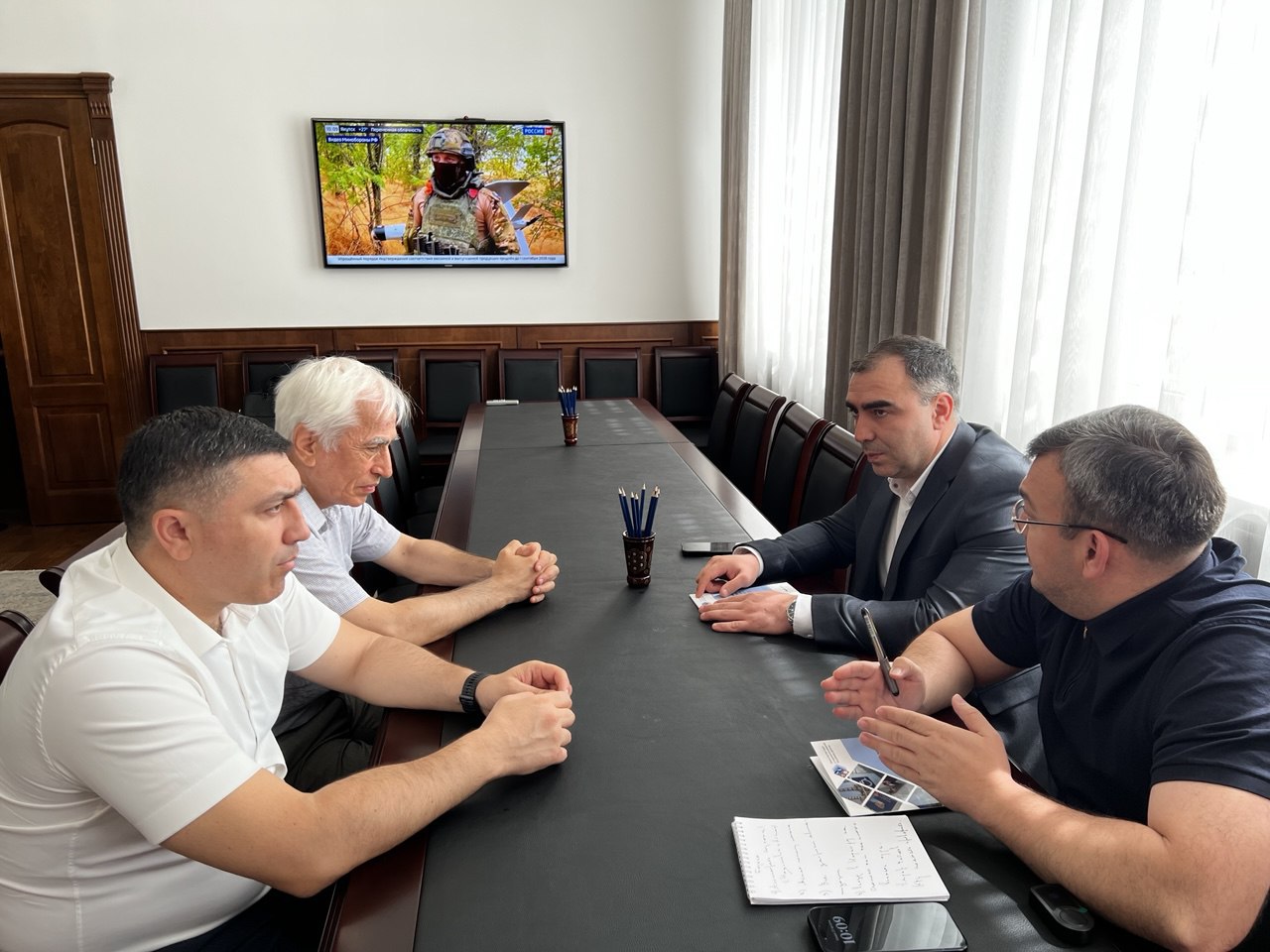 Министр труда Дагестана Магомедзагид Кихасуров провел рабочую встречу с Героем России Энвером Набиевым. Энвер Альбертович проходит стажировку в Министерстве труда Республики Дагестан в рамках программы «Время героев»