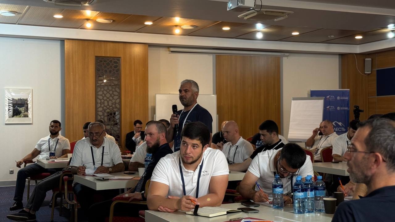 Руководитель АГиП РД Махач Омаров выступил с темой: «Система управления внутренней политикой. Практики Республики Дагестан» на встрече с участниками программы «Государственное и муниципальное управление. Доблесть гор»