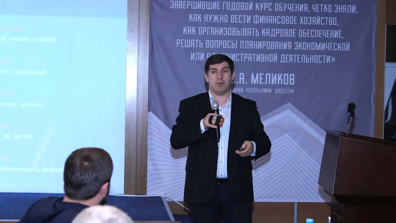 Директор Института дополнительного образования ДГУ Гарун Султанов провел для участников программы «Доблесть гор» лекцию, посвященную внедрению нейросетей в работу органов власти