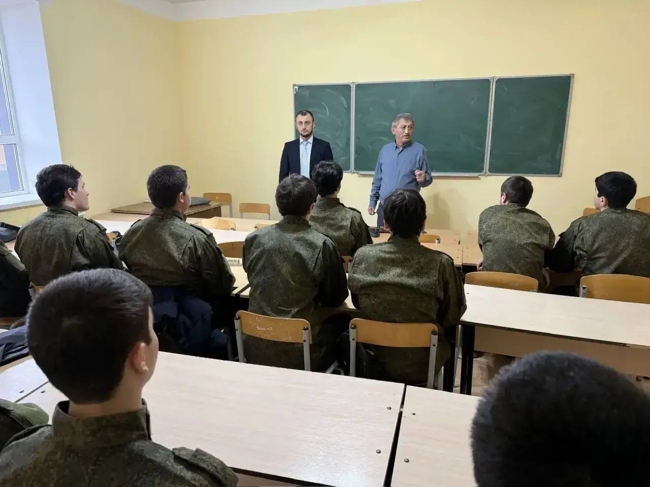 Участник программы «Доблесть гор» Ахмед Магомедов провел урок мужества для студентов политехнического колледжа