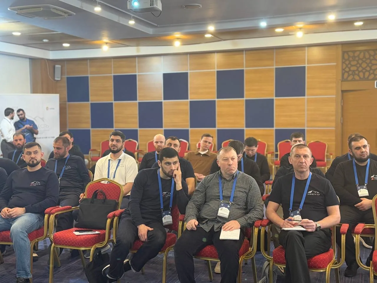 На образовательной площадке программы «Доблесть гор» проходит занятие, посвященное подготовке выпускной квалификационной работы