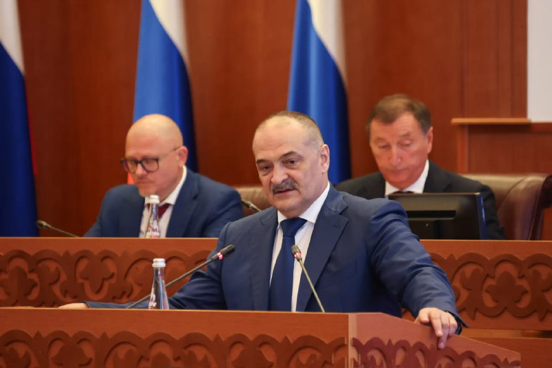 «В Дагестане на всех уровнях нужны люди с искренним стремлением служить стране и землякам, делать всё для процветания родного края», — отметил Сергей Меликов на встрече с участниками программы «Доблесть гор»